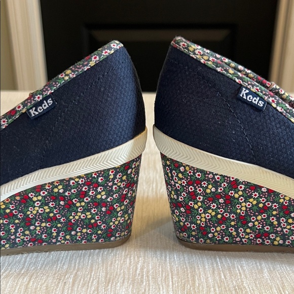 Keds Women's Navy with Red Bows & Floral Trim 7M - Picture 8 of 11